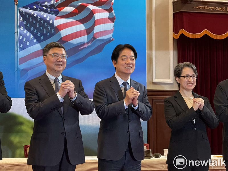  賴清德與卓榮泰、蕭美琴一起向國人拜年。 圖：高逸帆／攝 