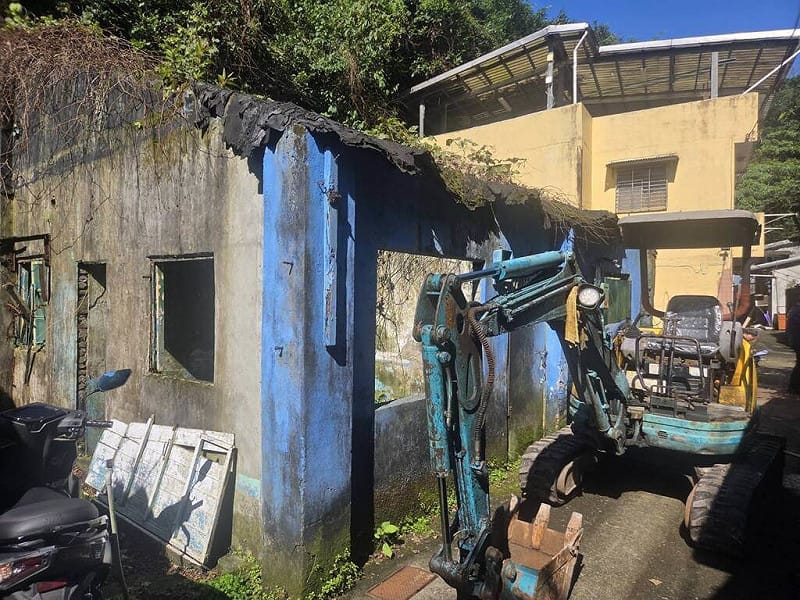 基隆市東信路258巷一間國有財產署老舊房舍日前倒塌，所幸沒有人員受傷，基隆市政府13日調派怪手先將傾倒的廢棄物集中，後續將發函要求國產署清除。（基隆市政府提供）中央社記者王朝鈺傳真　115年2月13日&nbsp;&nbsp;&nbsp;