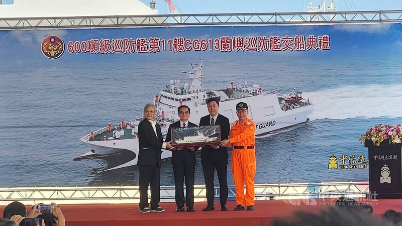 海委會海巡署第11艘的600噸級巡防艦「蘭嶼巡防艦」13日交船，由海委會副主委張忠龍（左2）主持典禮，並邀請國安會副祕書長李問（右2）出席見證遞交船模儀式。中央社記者洪學廣攝　115年2月13日&nbsp;&nbsp;&nbsp;