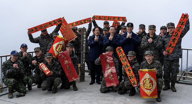  賴清德與國軍一起向民眾拜年。 圖：總統府／提供 