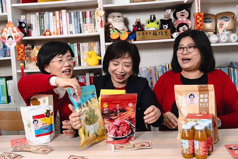  蘇巧慧（左一）、何欣純（右二）、王美惠（右一）競標很開心。 圖：蘇巧慧辦公室提供 