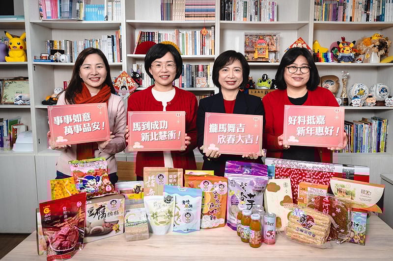  蘇巧慧（左二）、何欣純（右二）、王美惠（右一）、陳品安（左一）向民眾拜年。 圖：蘇巧慧辦公室提供 