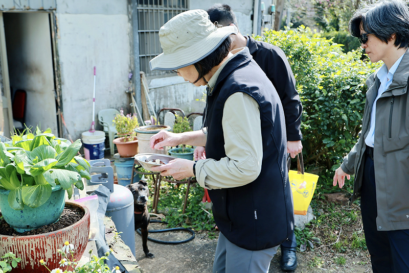  蔡英文親餵。 圖：蔡英文辦公室提供 