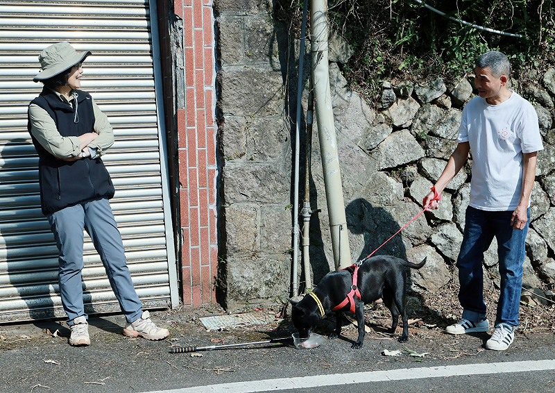 蔡英文跟民眾聊天談狗。&nbsp;&nbsp;&nbsp;圖：蔡英文辦公室提供