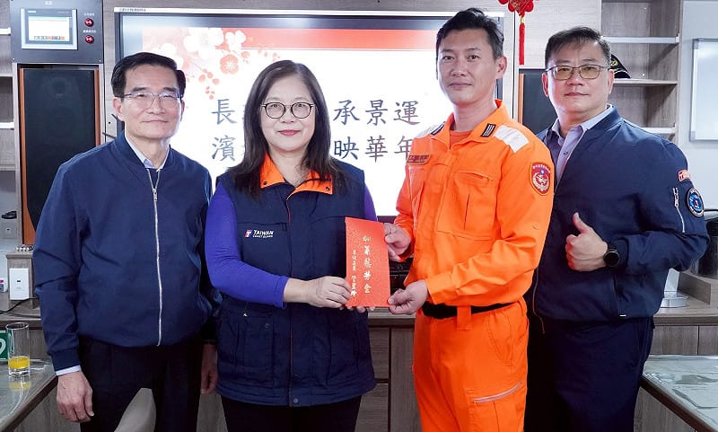 管碧玲(左二)頒發加菜金給長濱艦官兵。&nbsp;&nbsp;&nbsp;圖：海洋委員會/提供