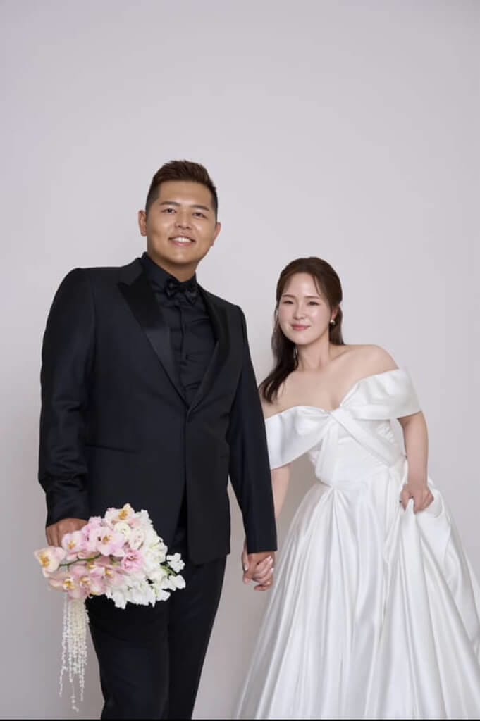 征戰多屆奧運的台灣男子不定向飛靶好手楊昆弼（左）跨國戀情歷經近4年修成正果，2025年與韓國飛靶選手「金小姐」低調完婚。（楊昆弼提供）中央社記者黎建忠傳真　115年2月14日&nbsp;&nbsp;&nbsp;