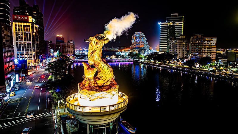 河東路「鰲躍龍翔」燈光裝置展演，為美麗河景增添亮點。&nbsp;&nbsp;&nbsp;圖：高雄市觀光局/提供