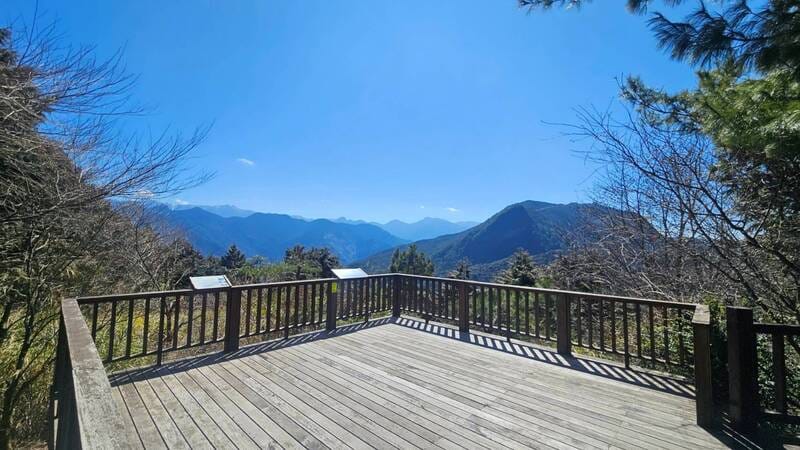 天氣晴朗時，可清楚遠眺雪山山脈的「聖稜線」以及榛山、鹿場大山等山景步道，沿線偶能看到藍腹鷴的身影及聽到山羌的叫聲。&nbsp;&nbsp;&nbsp;圖：雪霸國家公園/提供