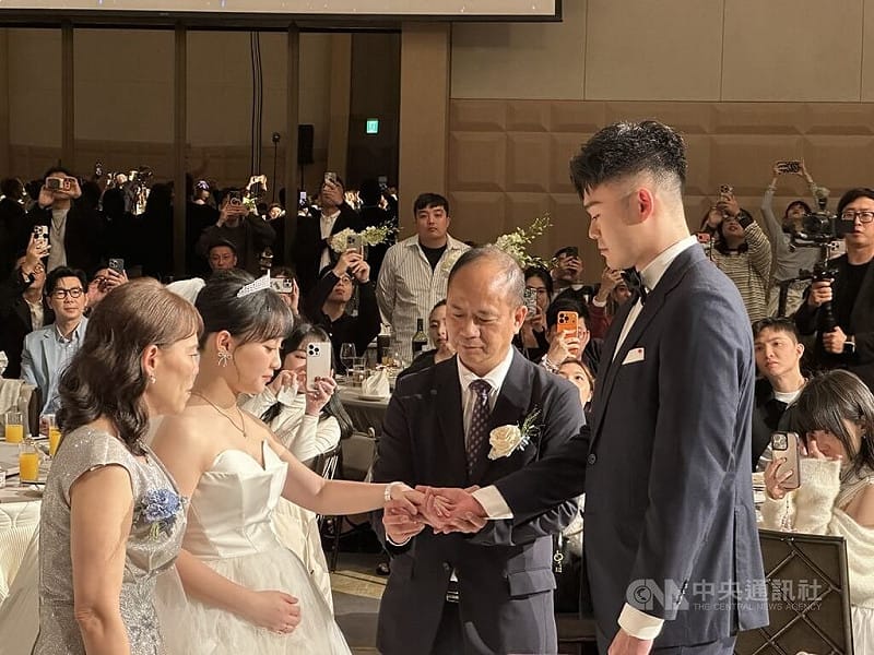 台灣羽球好手王齊麟（前右）與老婆陳詩媛（十元）（前左2）2025年底辦完婚禮，他說，「感覺老公這個身分好像沒有這麼真實，直到十元懷孕後，又多了一個身分，才感覺到責任好像真的變重了」。中央社記者黎建忠攝  115年2月14日&nbsp;&nbsp;&nbsp;