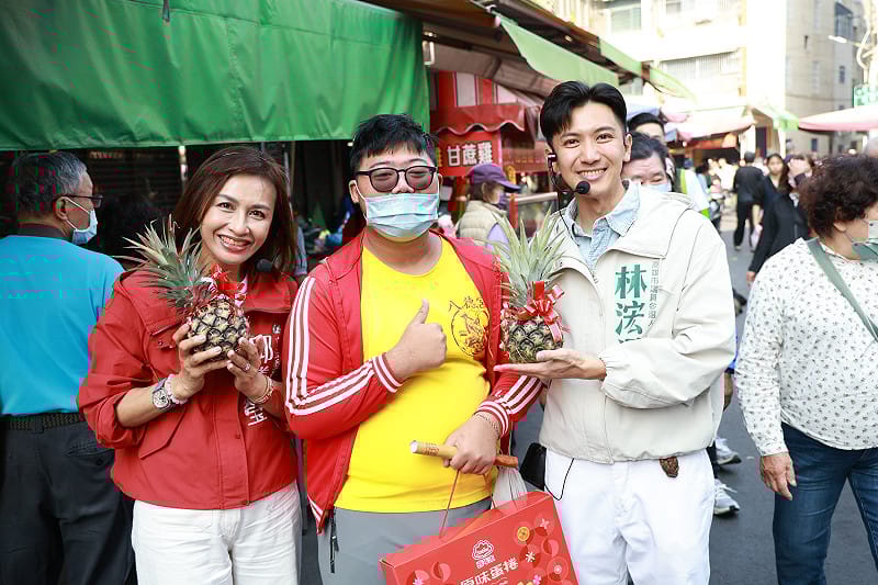 邱議瑩(右二)陪林浤澤(右二)到小港二苓市場拜年，大受民眾歡迎。&nbsp;&nbsp;&nbsp;圖：邱議瑩辦公室/提供