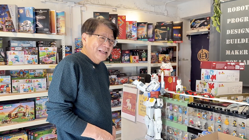  潘孟安把鋼彈認成「鹹蛋超人」 圖：總統府提供 