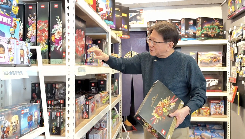  潘孟安為孫姪挑選禮物。 圖：總統府提供 