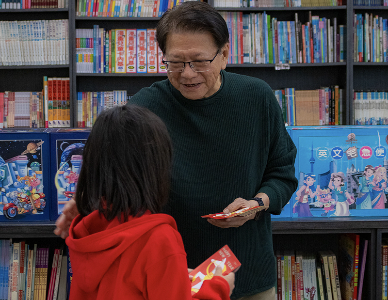 潘孟安回去精忠育幼院發福袋。 圖:總統府/提供 潘孟安回去精忠育幼院發福袋。 圖:總統府/提供