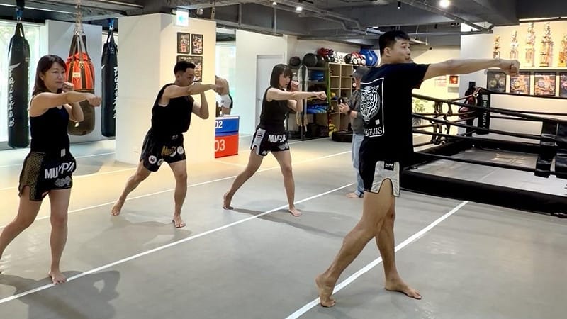 黃雍琇、張以理、鄭孟洳(左一至左三)跟隨教練學習泰拳基礎與技術動作。&nbsp;&nbsp;&nbsp;圖：張以理競選辦公室/提供