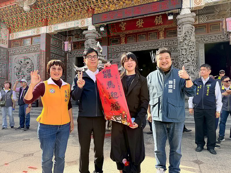 民眾幸運拿到陳其邁(左二)的春聯。&nbsp;&nbsp;&nbsp;圖：高雄市政府/提供