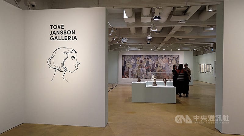 展覽入口處，後方可見本次展覽的核心作品－朵貝．楊笙的巨幅濕壁畫。中央社記者巫祈麟赫爾辛基攝　115年2月14日&nbsp;&nbsp;&nbsp;圖：中央社提供