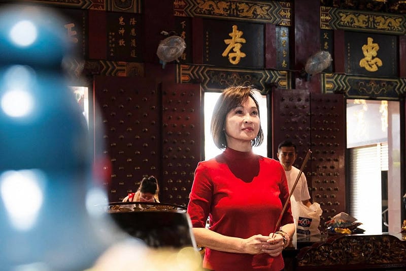 柯志恩向關聖帝君與五路財神祈願，盼神明庇佑全體市民在馬年平安順遂、萬事如意。&nbsp;&nbsp;&nbsp;圖：柯志恩辦公室／提供