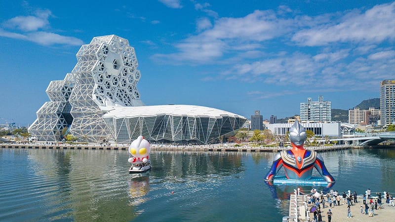 「Q版初代超人力霸王」在愛河灣與15公尺高超人力霸王裝置合體。&nbsp;&nbsp;&nbsp;圖：高雄市觀光局/提供