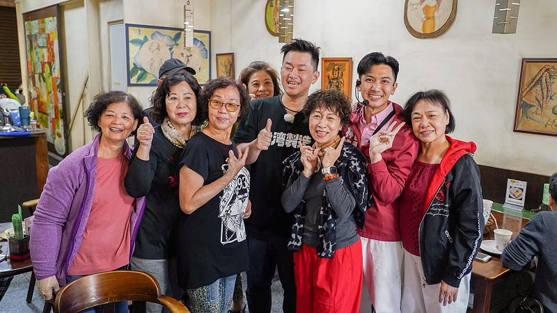 陳柏惟（右四）陪林浤澤（右二）拜票，受到婆婆媽媽歡迎。&nbsp;&nbsp;&nbsp;圖：林浤澤服務處／提供