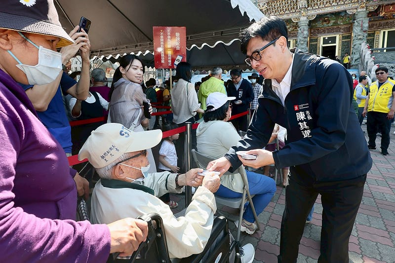 陳其邁(右一)發送開運小紅包。&nbsp;&nbsp;&nbsp;圖：高雄市政府/提供