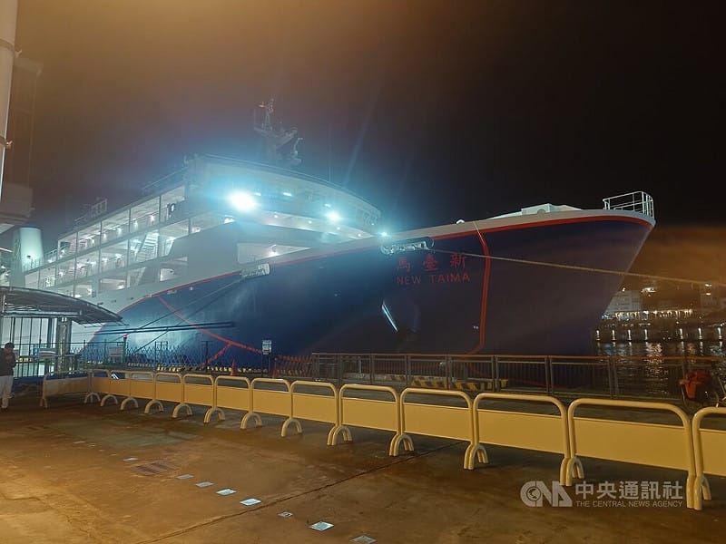 受濃霧影響，馬祖南竿、北竿機場15日全日暫停起降。配合疏運旅客，交通船「新台馬輪」南竿往基隆航班延後至同日中午12時5分開航，並於傍晚6時15分抵達基隆港。中央社記者潘欣彤攝　115年2月15日&nbsp;&nbsp;&nbsp;