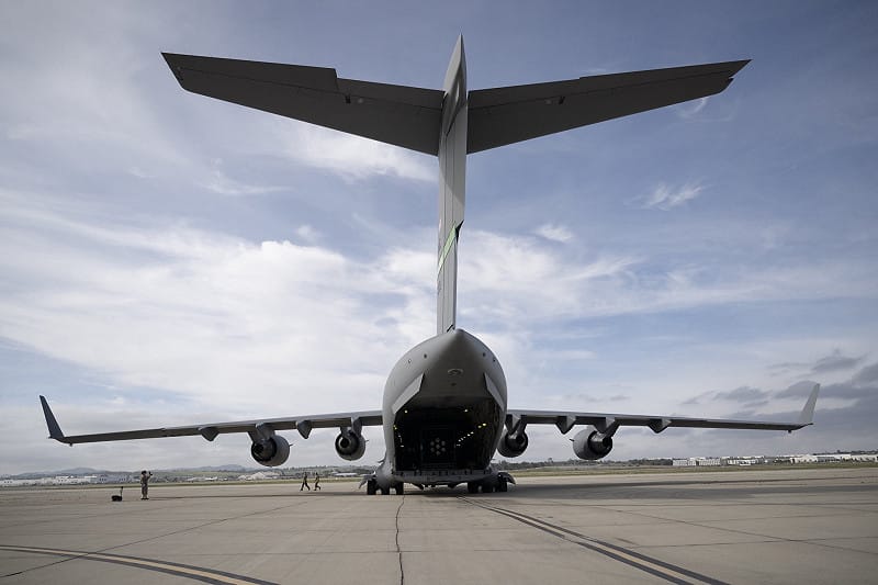 美軍首次動用C-17「全球霸王Ⅲ」運送Ward250微型核反應爐模組。&nbsp;&nbsp;&nbsp;圖：翻攝「X」@DeptofWar