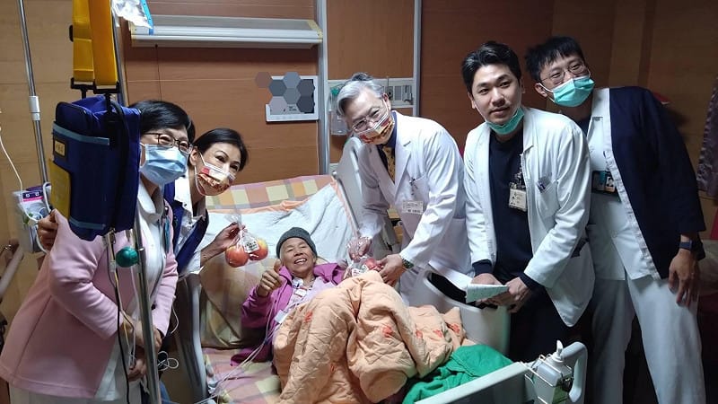 中榮醫護團隊致贈留院病友蘋果。&nbsp;&nbsp;&nbsp;圖：台中榮總/提供