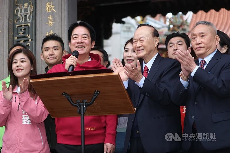 總統賴清德（前左2）17日上午在艋舺龍山寺參香並發放福袋，賴總統發表談話祝福民眾新年快樂。&nbsp;&nbsp;&nbsp;圖：中央社提供