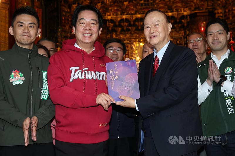 總統賴清德（前左2）17日上午在艋舺龍山寺參香並發放福袋，賴總統與龍山寺董事長黃書瑋（前右2）互贈禮品。&nbsp;&nbsp;&nbsp;圖：中央社提供