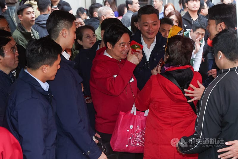 總統賴清德（中紅衣者）17日上午在艋舺龍山寺參香並發放福袋，賴總統發放福袋給民眾，並比讚祝福民眾新年快樂。&nbsp;&nbsp;&nbsp;圖：中央社提供