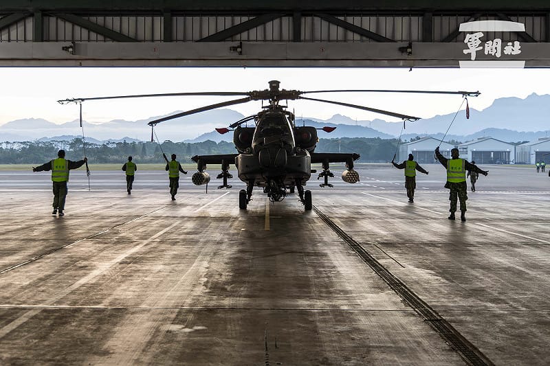 地勤人員於清晨時，實施阿帕契攻擊直升機拖機作業。&nbsp;&nbsp;&nbsp;圖：軍聞社記者蔡枋澐攝