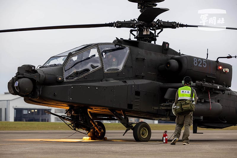 阿帕契攻擊直升機飛行前檢查之系統啟動與測試環節。&nbsp;&nbsp;&nbsp;圖：軍聞社記者蔡枋澐攝