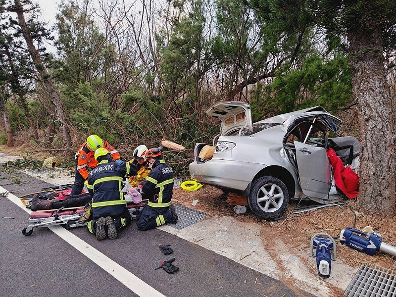 澎湖縣道203線白沙鄉港子村路段今天發生一起自小客車疑似自撞路旁路樹車禍，黃姓夫婦均呈OHCA（到院前心肺功能停止）狀態，肇事原因由警方調查釐清。（澎湖消防局提供）中央社  115年2月18日&nbsp;&nbsp;&nbsp;