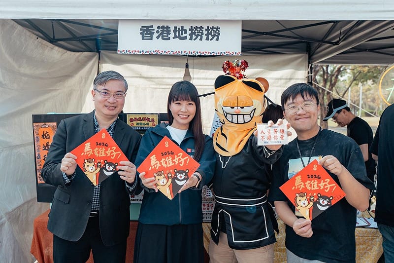 張硯卿(左二)代表高市府到場祝賀新年並致贈新春小物。&nbsp;&nbsp;&nbsp;圖：高雄市行國處/提供