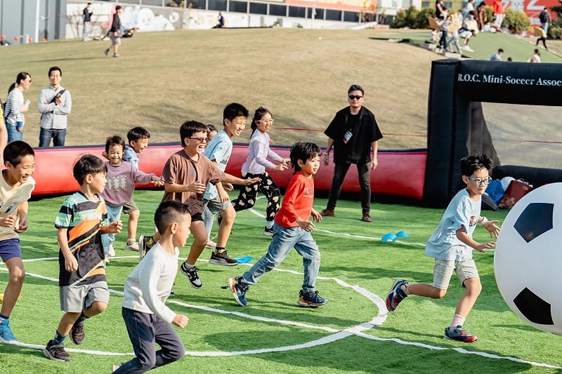 「2026香港年宵在高雄」特別規劃足球工作坊，親子透過互動體驗認識香港足球精神。&nbsp;&nbsp;&nbsp;圖：高雄市行國處/提供