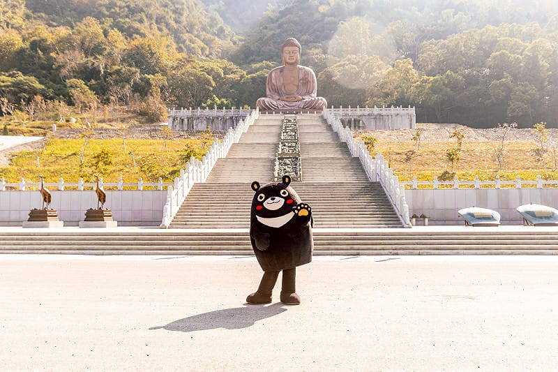 青銅大佛聳立群山，雲霧繚繞間盡顯慈悲莊嚴。&nbsp;&nbsp;&nbsp;圖：高雄市觀光局/提供
