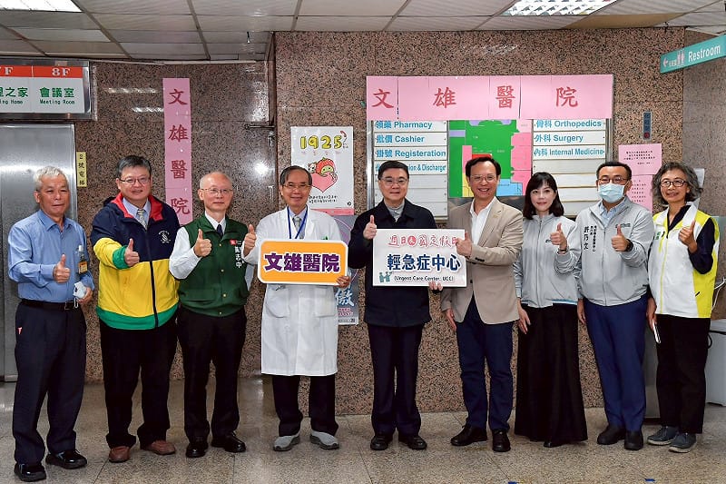 卓榮泰(中)視察高雄文雄醫院輕急症中心。&nbsp;&nbsp;&nbsp;圖：行政院/提供