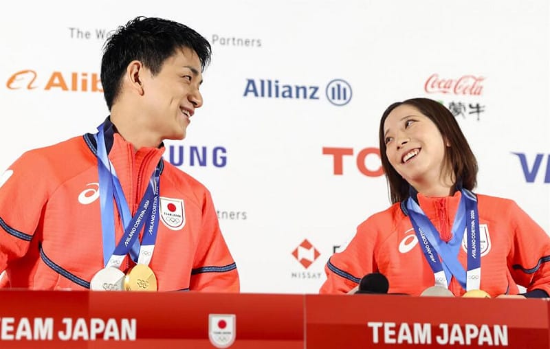 日本雙人花式滑冰選手三浦璃來（右）與木原龍一（左）在米蘭冬奧摘金後接受訪問。（共同社）&nbsp;&nbsp;&nbsp;