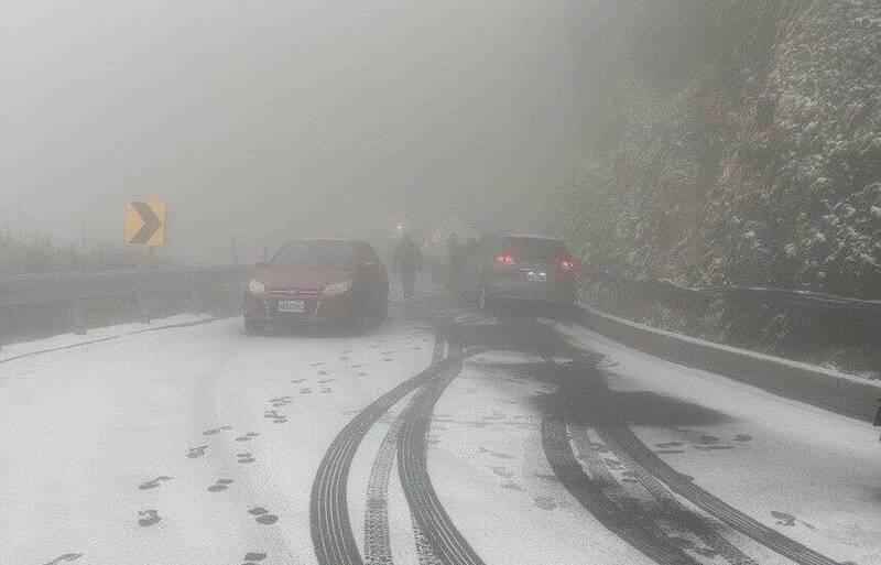 公路局指出，考量到台14甲線武嶺至松雪樓路段有結冰機率，上午8時起，限掛雪鍊通行；下午5時雙向封閉。&nbsp;&nbsp;&nbsp;圖：公路局埔里工務段／提供