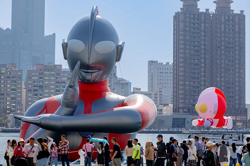 Q版8米初代超人力霸王與15公尺高的「超人力霸王」同框畫面。&nbsp;&nbsp;&nbsp;圖：高雄市觀光局／提供