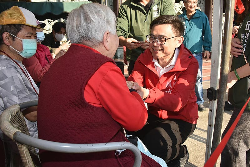 賴瑞隆（右）與長輩親切打招呼。&nbsp;&nbsp;&nbsp;圖：賴瑞隆辦公室／提供