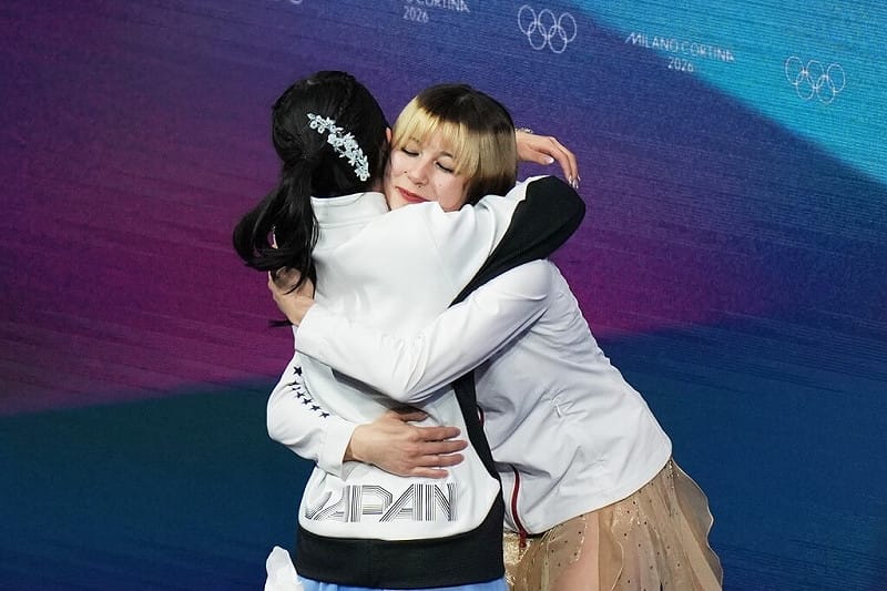 劉美賢（右）賽後擁抱激動的日本小將中井亞美（左）。（美聯社）&nbsp;&nbsp;&nbsp;