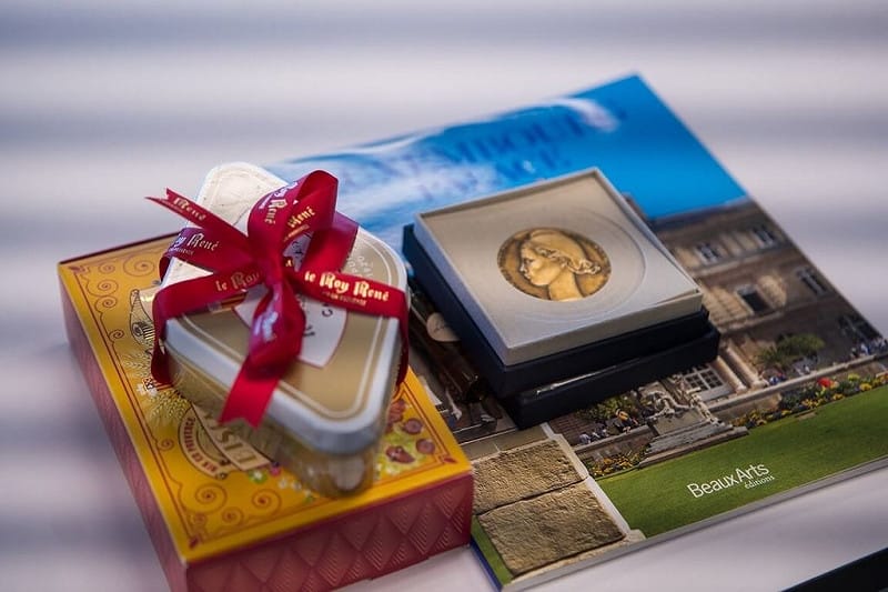 民進黨說，訪賓常回贈跟自己國家及選區有關的物品，比如法國參議員訪團，贈送盧森堡宮照片集；一位來自南方的參議員，贈送來自故鄉普羅旺斯、被列為「活文化遺產」的百年老店 Le Roy René的卡利頌（Calisson）杏仁軟糖。 &nbsp;&nbsp;&nbsp;圖/中央社（民進黨提供） 