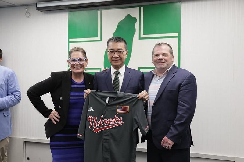 民進黨說，美國訪賓回贈的伴手禮常愛展現各州特色。&nbsp;&nbsp;&nbsp;圖/中央社（民進黨提供） 