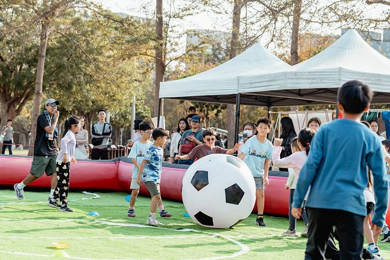 今年首次推出的足球工作坊成為最受親子家庭歡迎的亮點。&nbsp;&nbsp;&nbsp;圖：高雄市行國處/提供