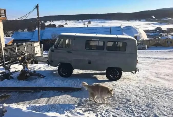 俄羅斯貝加爾湖冰上遊的小鋼砲車。 圖 : 翻攝自極目新聞 俄羅斯貝加爾湖冰上遊的小鋼砲車。 圖 : 翻攝自極目新聞