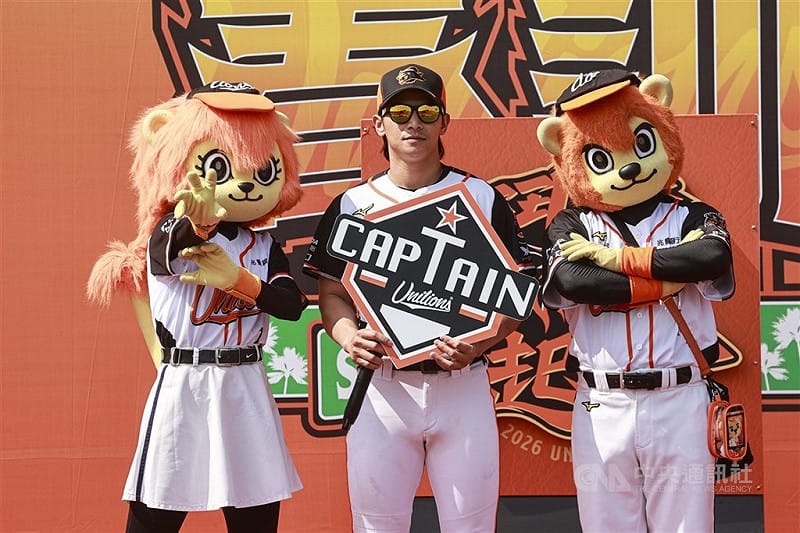 中華職棒統一7-ELEVEn獅隊21日在台南市立棒球場舉行2026年春訓開訓典禮，陣中當家球星陳傑憲（中）連續第4年擔任隊長。 中央社記者鄭清元攝　115年2月21日&nbsp;&nbsp;&nbsp;