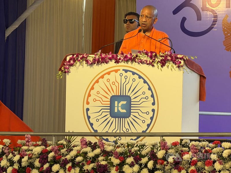 印度北方邦（Uttar Pradesh）首席部長阿蒂提亞納特（Yogi Adityanath）在富士康HCL合資封測廠動土典禮上說：「這裡正成為北方邦的明珠，更是國家的發展重心，與總理（莫迪）對晶片產業提出的願景緊密相連。」 &nbsp;&nbsp;&nbsp;圖/中央社