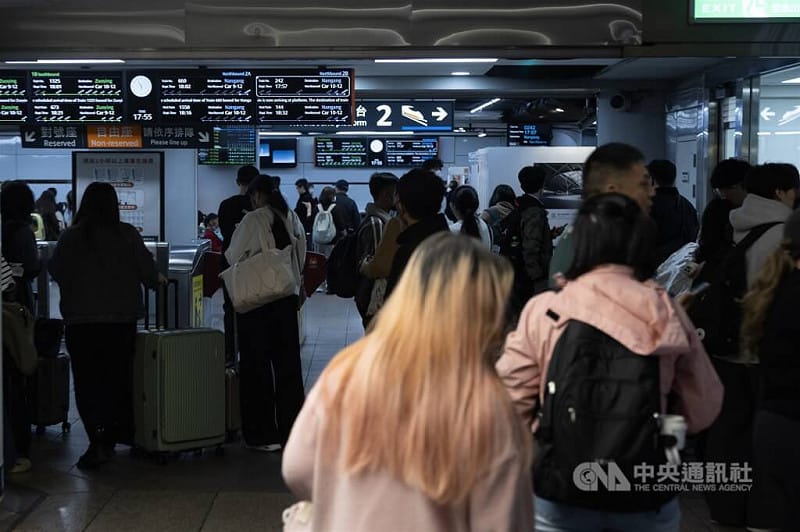 圖為農曆春節假期展開，台北車站湧現人潮，民眾前往搭乘高鐵返鄉。&nbsp;&nbsp;&nbsp;圖:中央社(檔案照片)