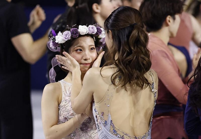 坂本花織（右）為三浦璃來（左）戴上花圈頭飾。（共同社）&nbsp;&nbsp;&nbsp;